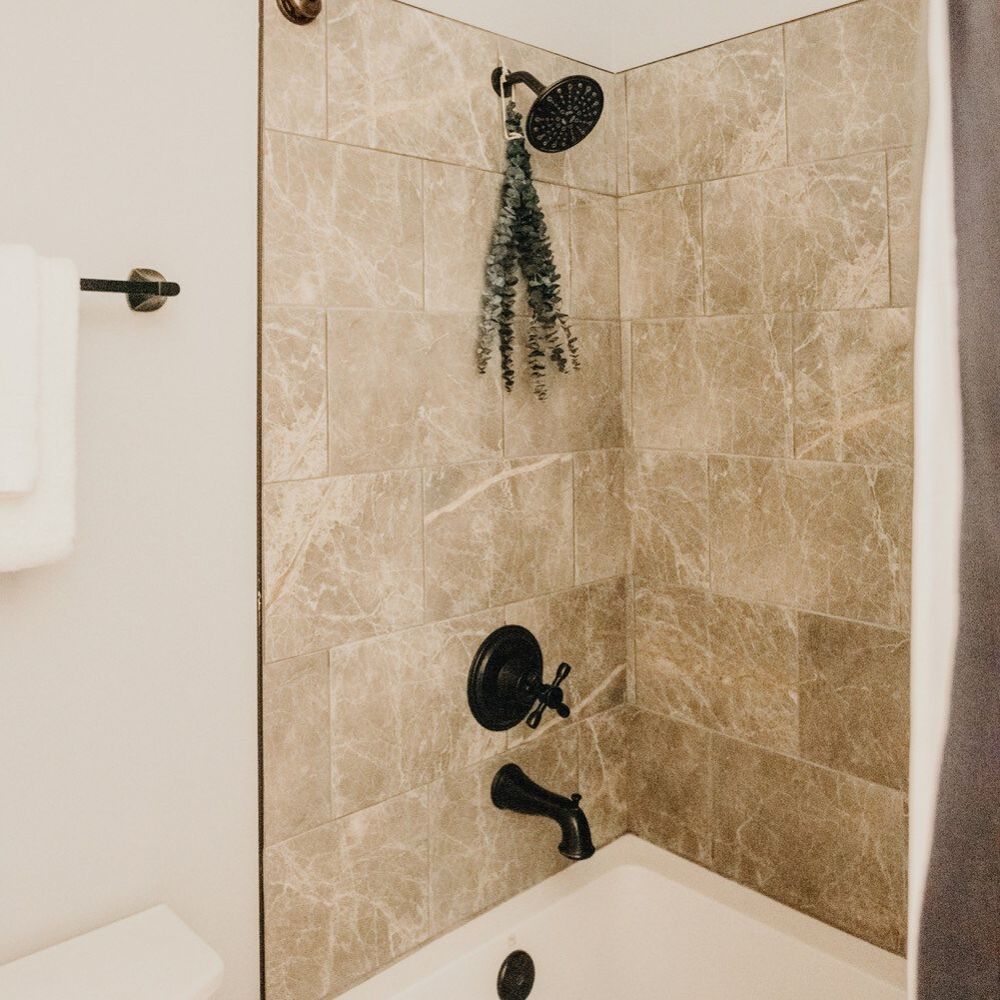 Full bathroom 2 tub/shower combo