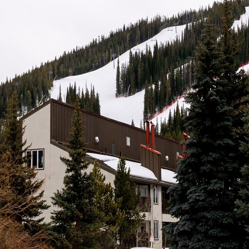 Ski-in and just a couple of steps to the building