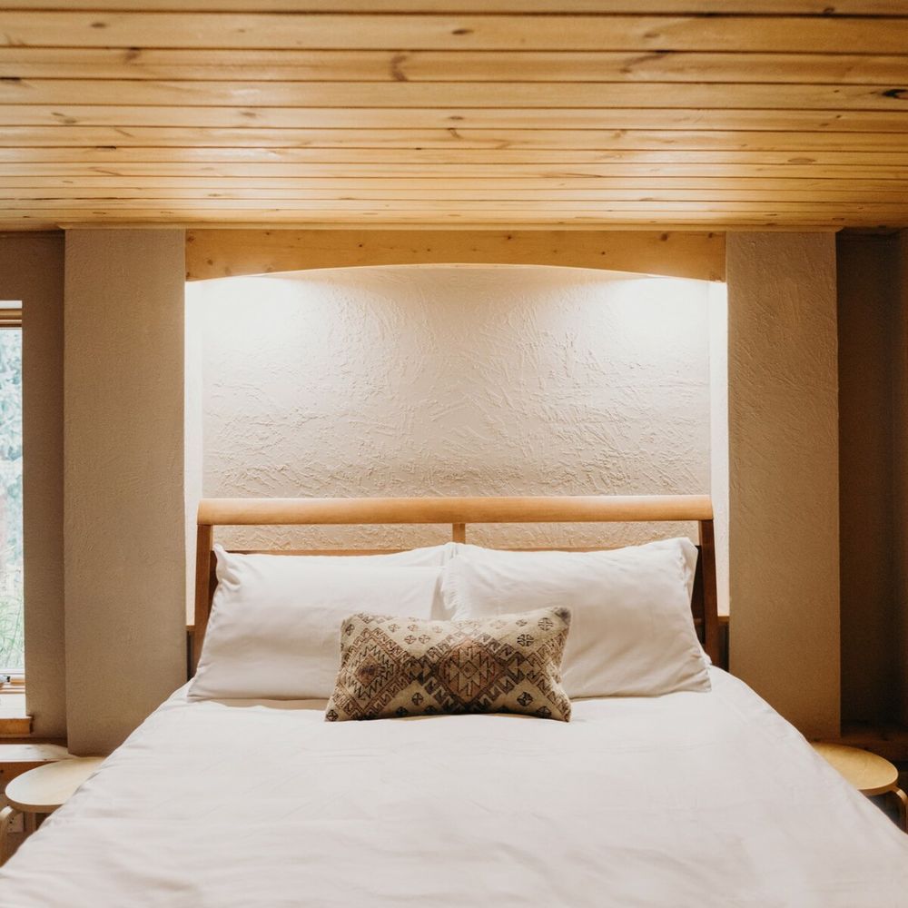 Queen bed in the basement bedroom