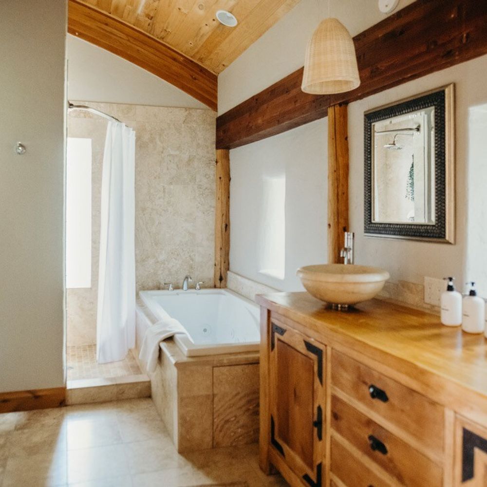 Full ensuite primary bathroom - tub