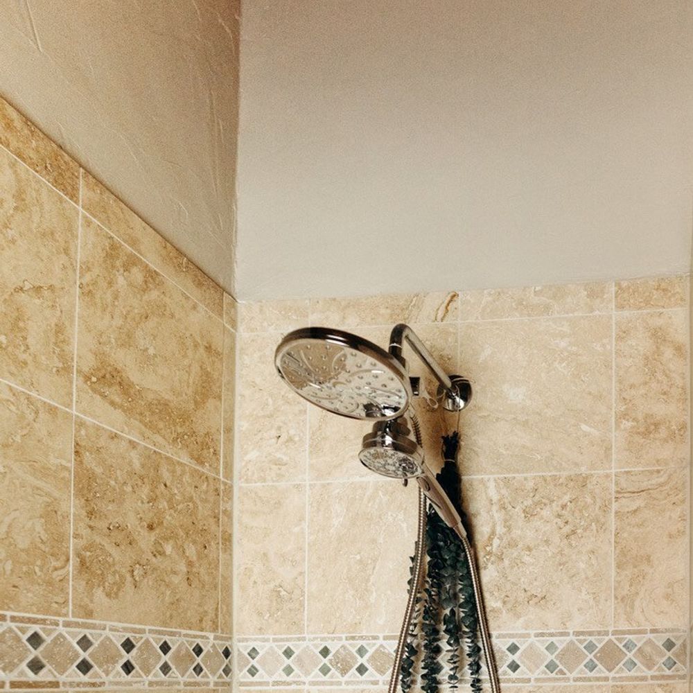Full ensuite primary bathroom - removable shower head