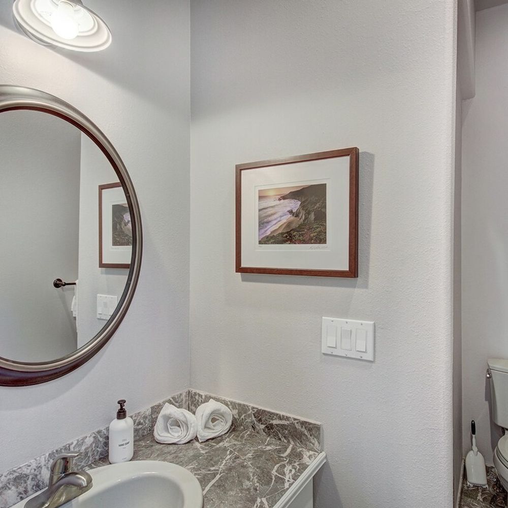 Ensuite full bathroom 2 on main level