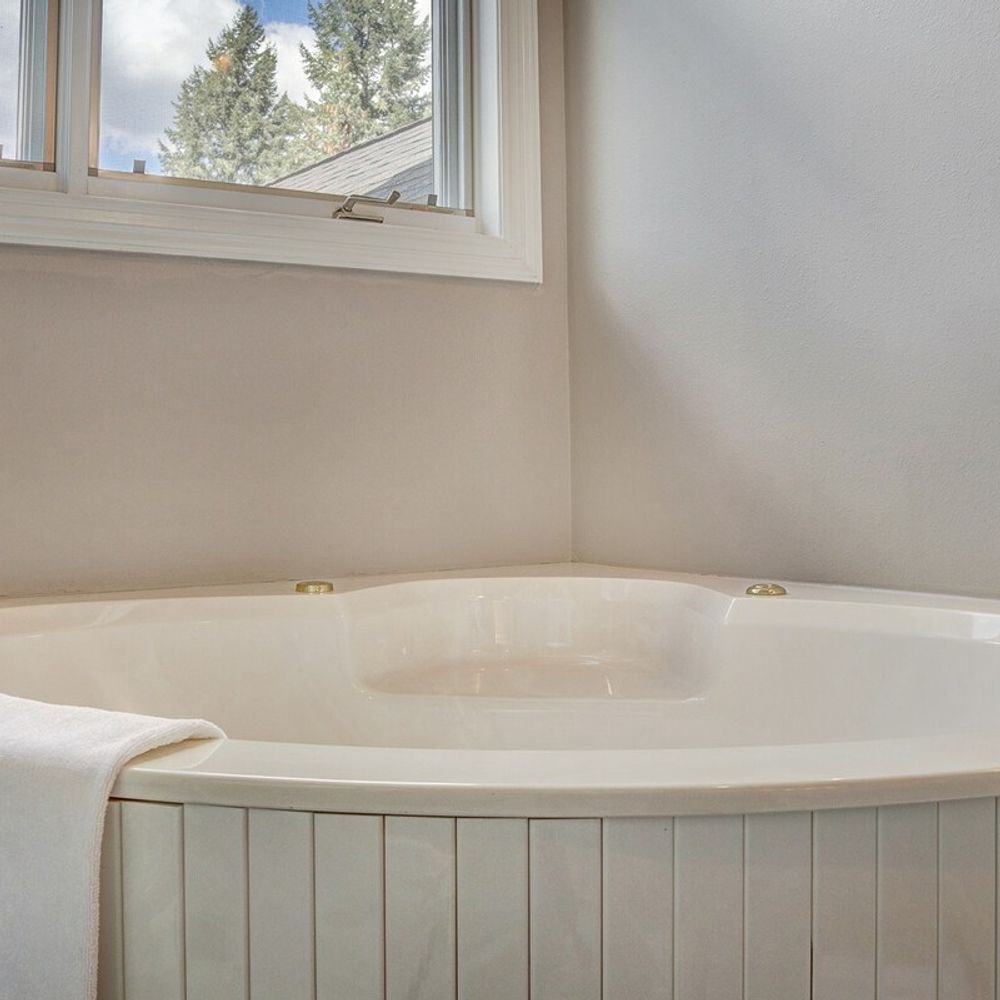 Jet tub in primary bathroom