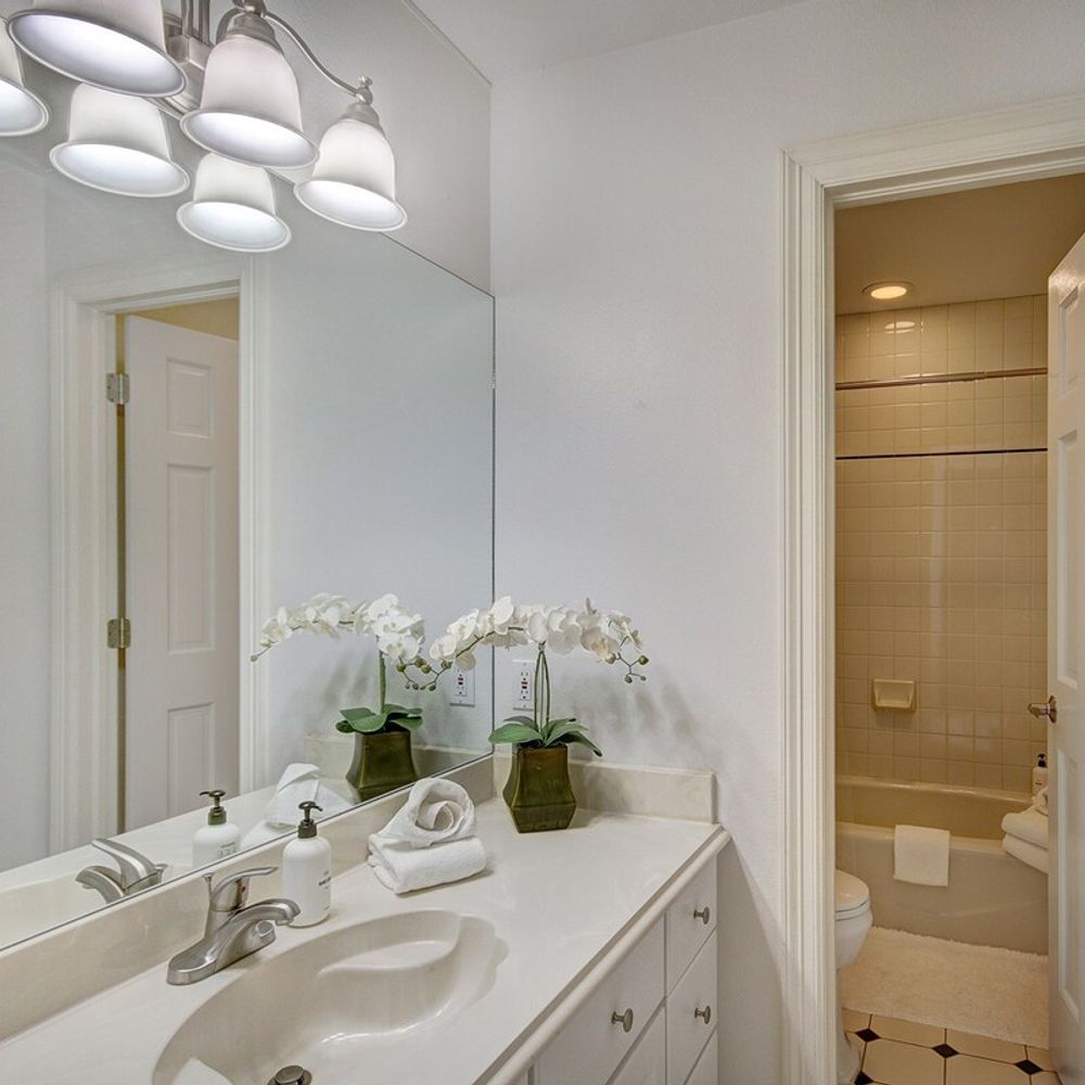 Full Bathroom 4