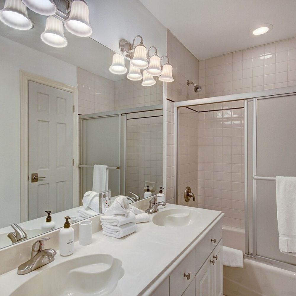 Full ensuite bathroom 3 with access to bedroom 4 and 5