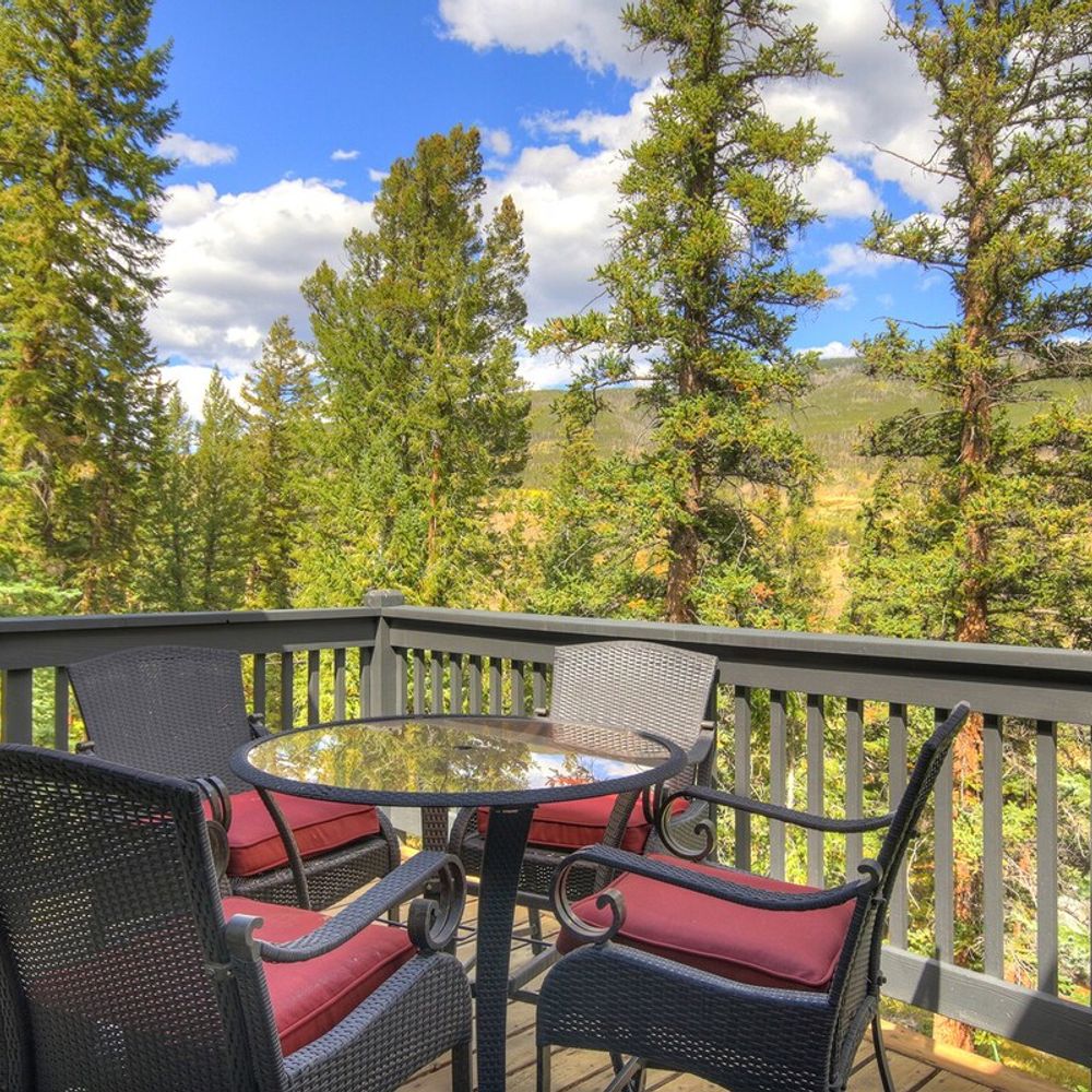 Outdoor dining on balcony