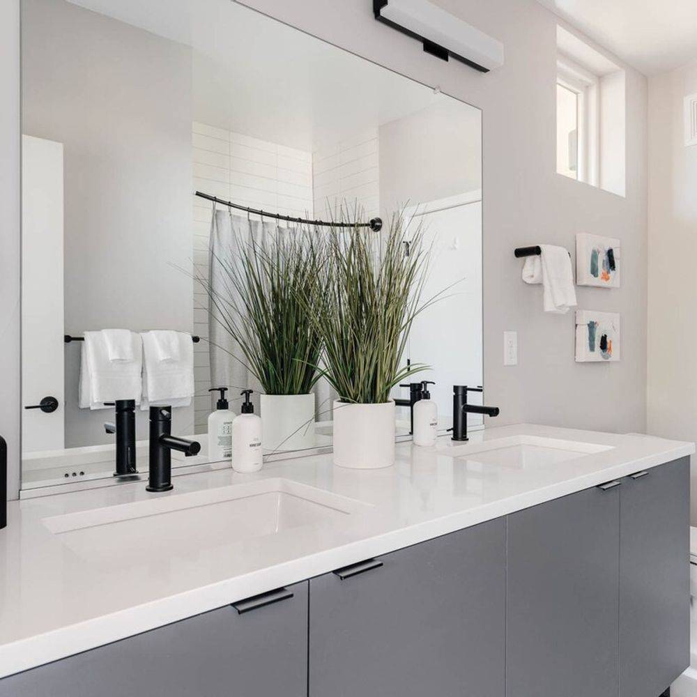 Full bathroom shared between bedroom 2 and 3