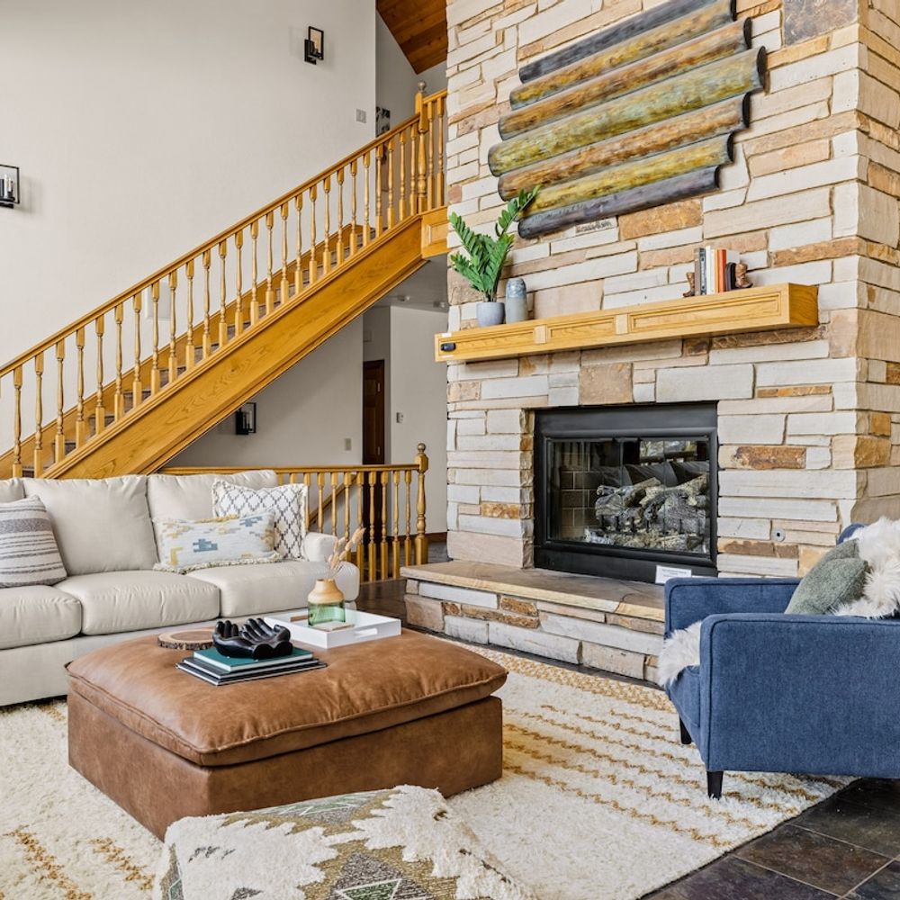 Main level living area *The fireplace is currently out of order.*