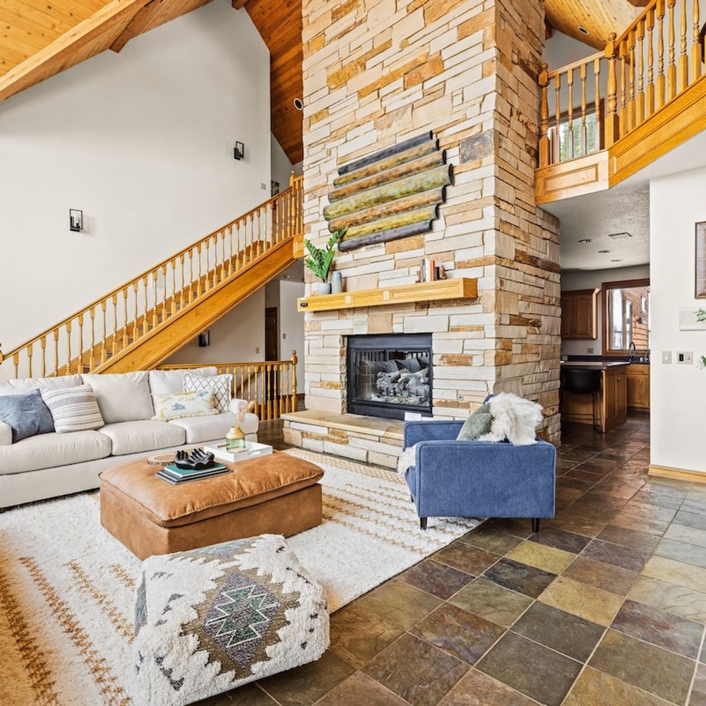 Main level living area *The fireplace is currently out of order.*