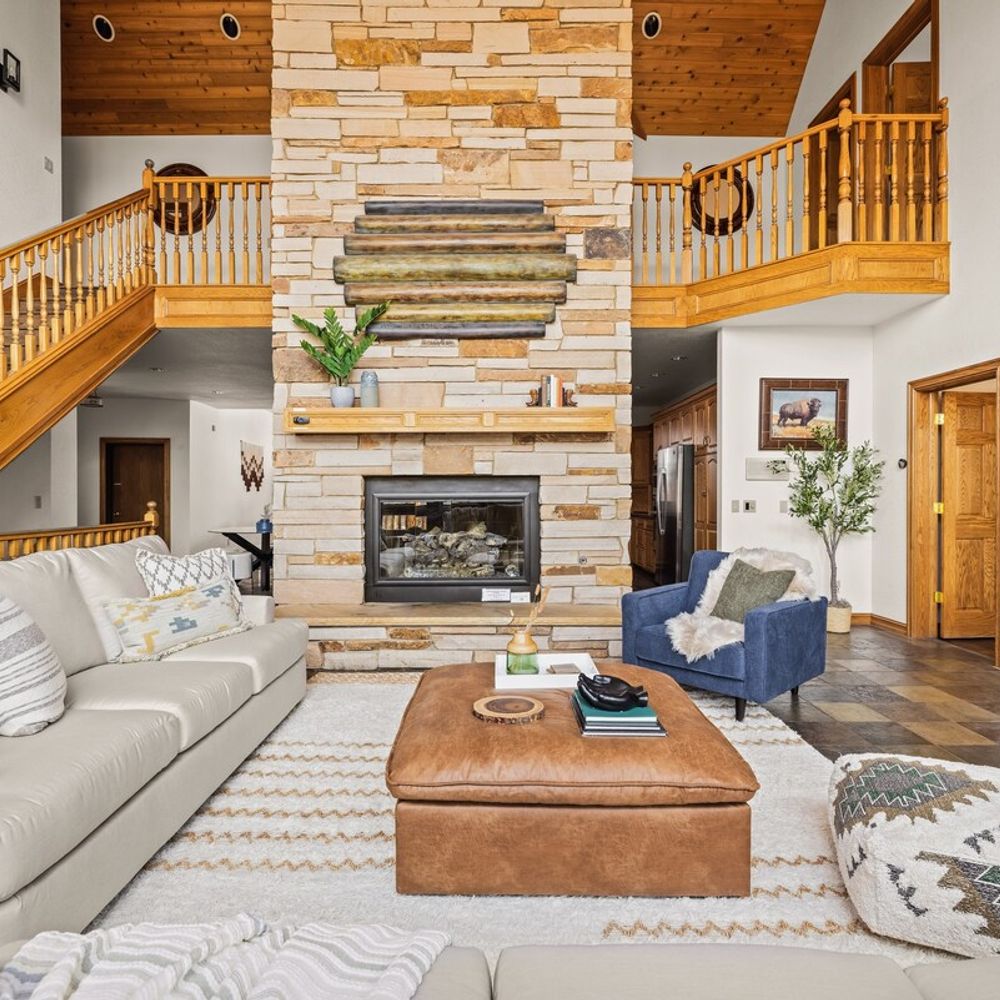 Main level living area *The fireplace is currently out of order.*