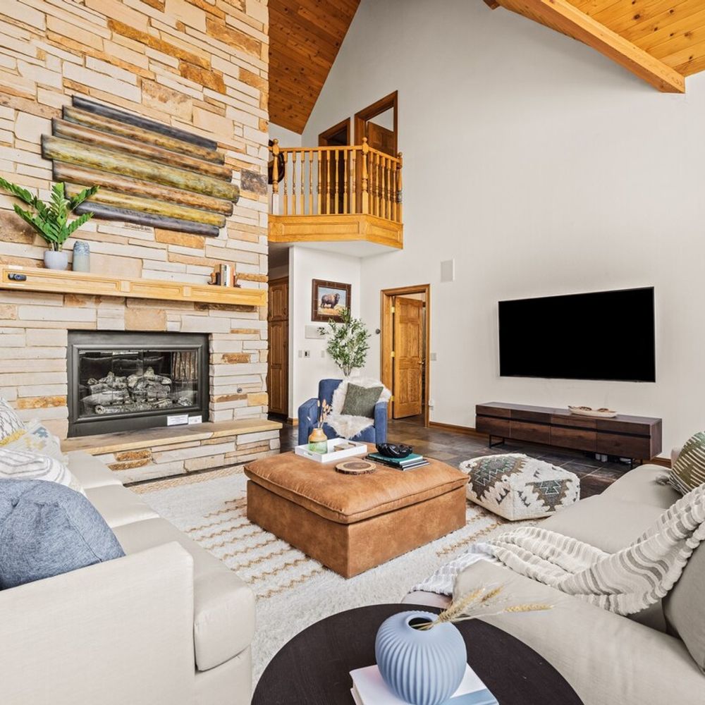 Main level living area *The fireplace is currently out of order.*