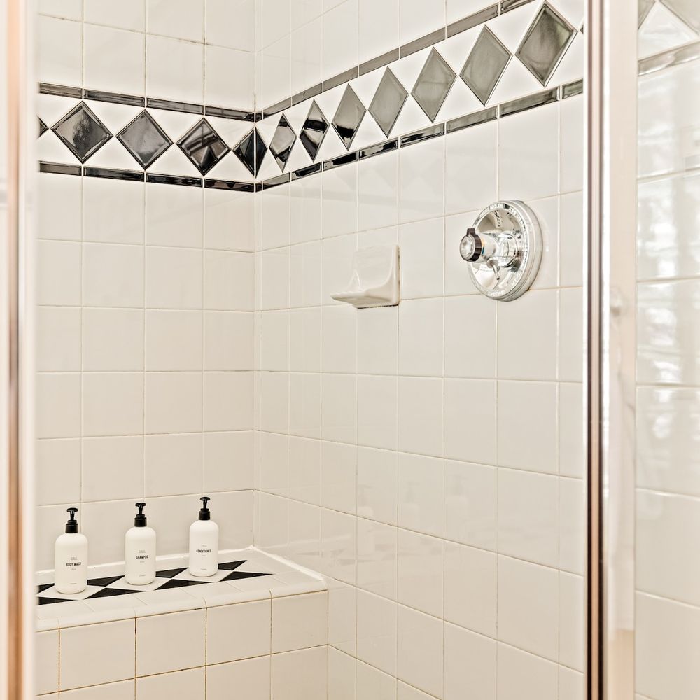 Primary bedroom's full ensuite bathroom