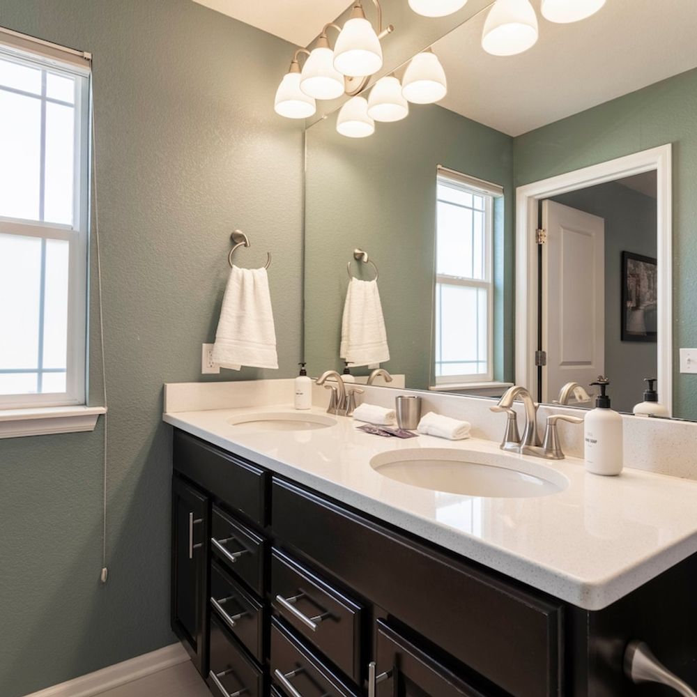 Primary full ensuite bathroom