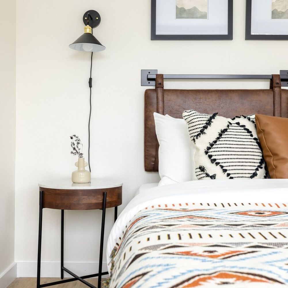 King with side tables and lamps