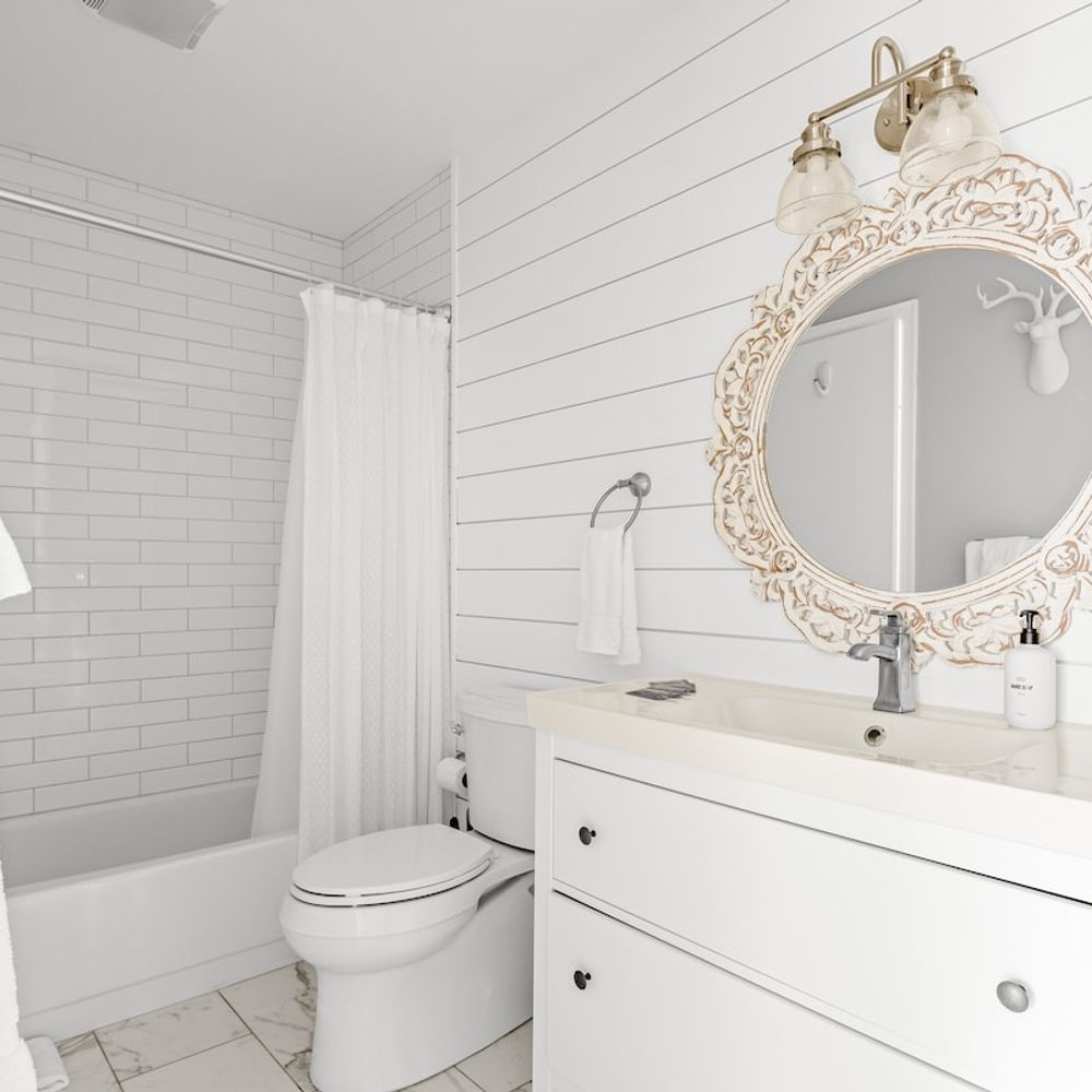 Main floor full bathroom