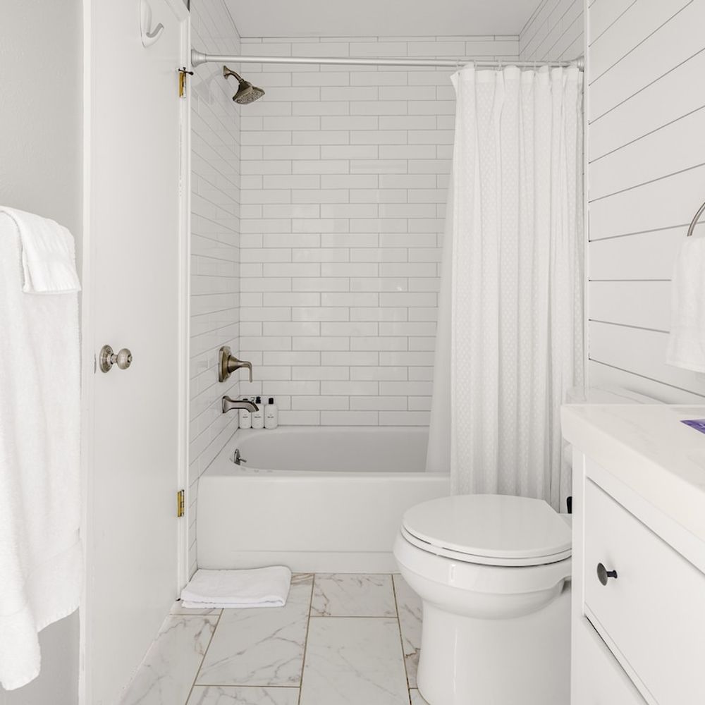 Full bathroom with shower/tub combo