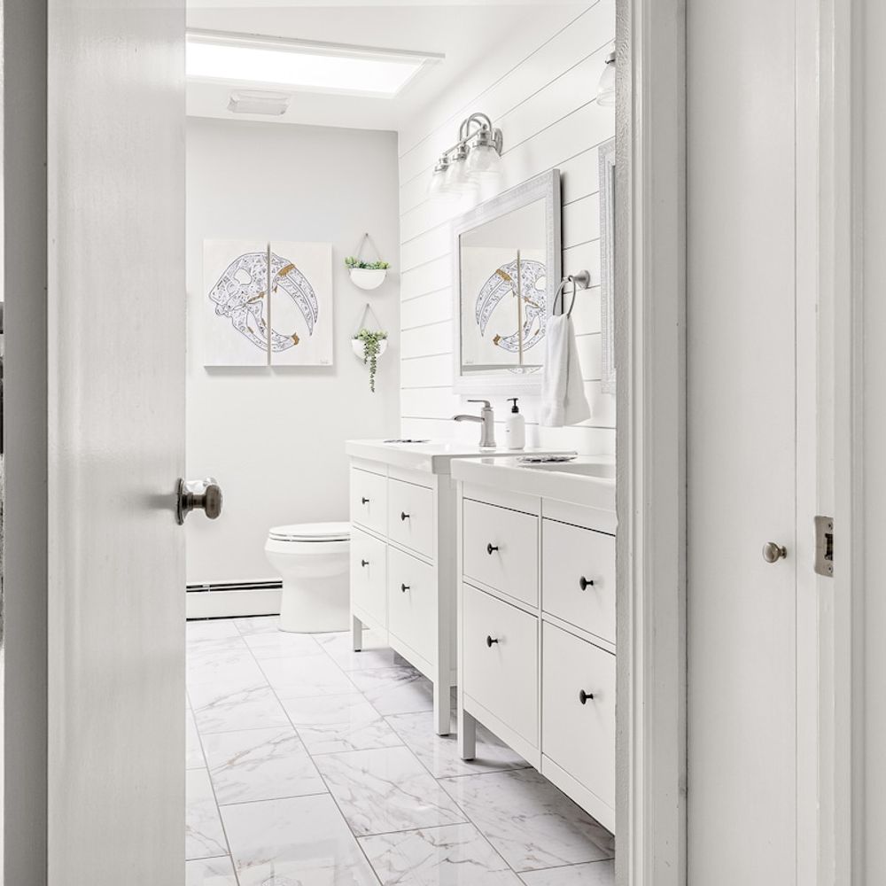 Primary en suite bathroom