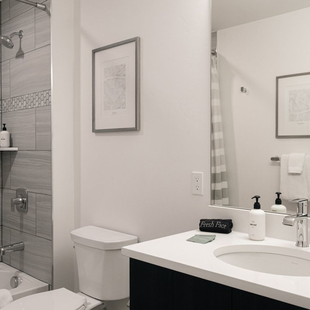 Full bathroom 2