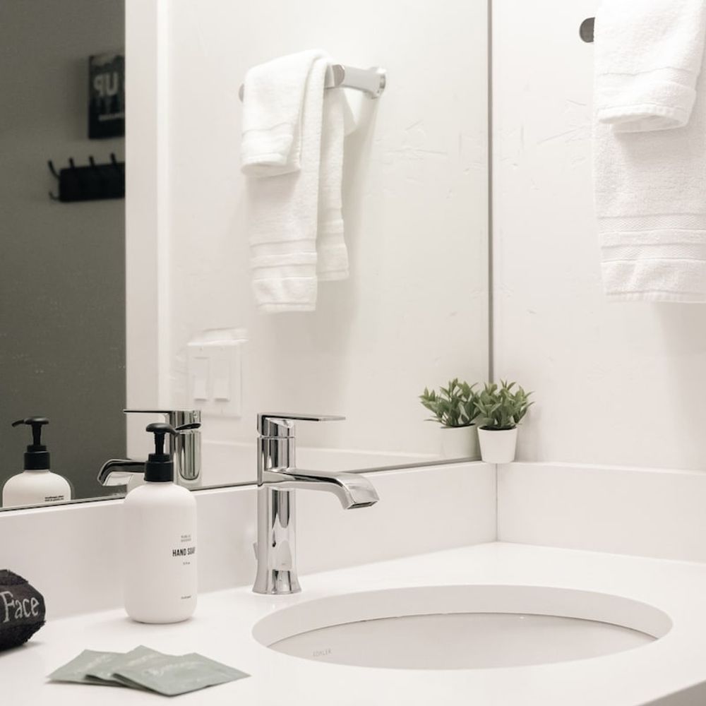Full bathroom 2 vanity