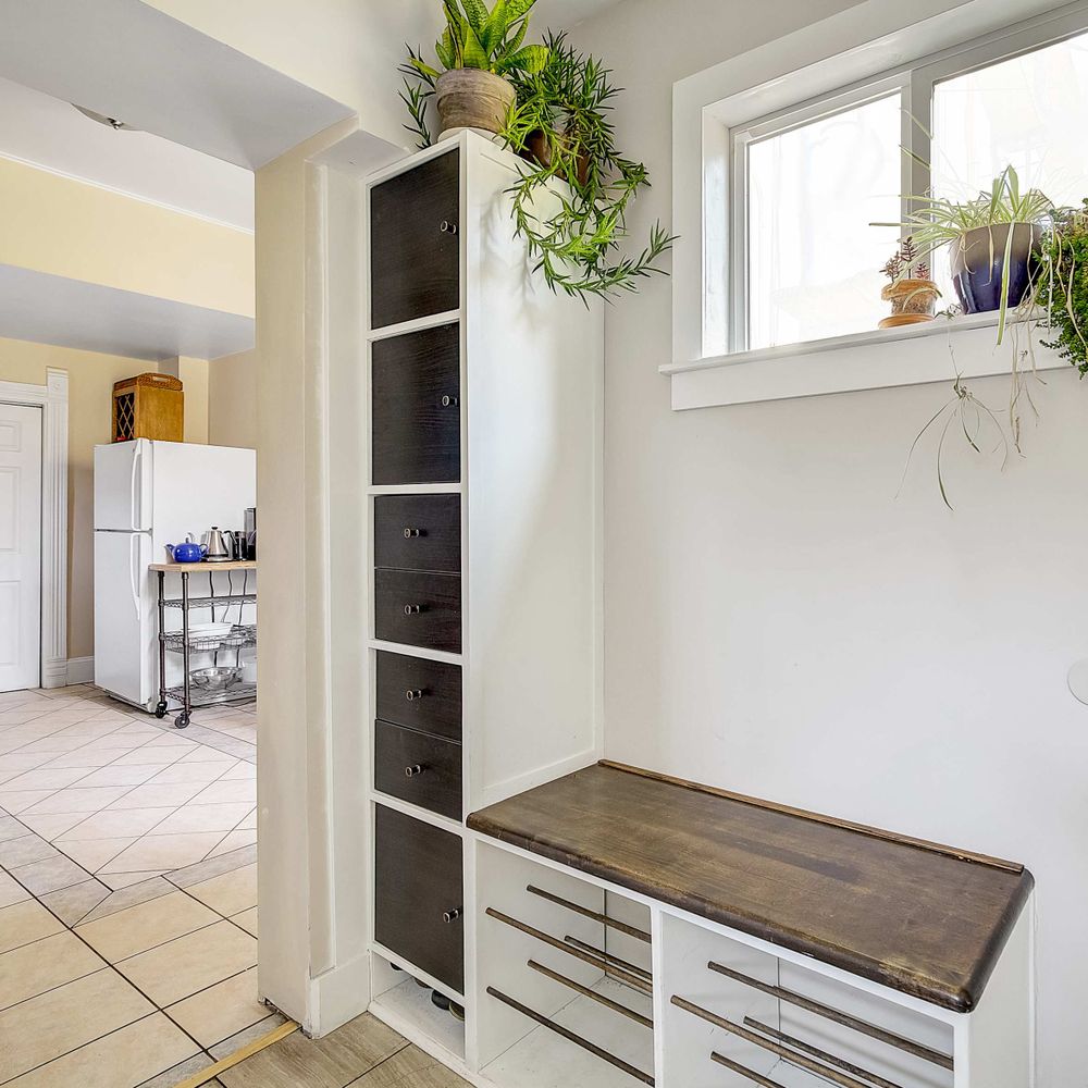 Entry into kitchen