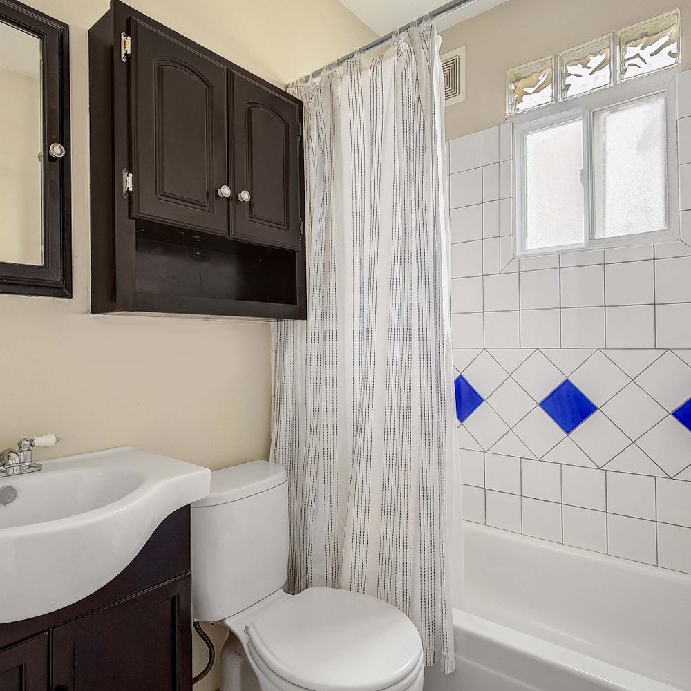 Upstairs full bathroom
