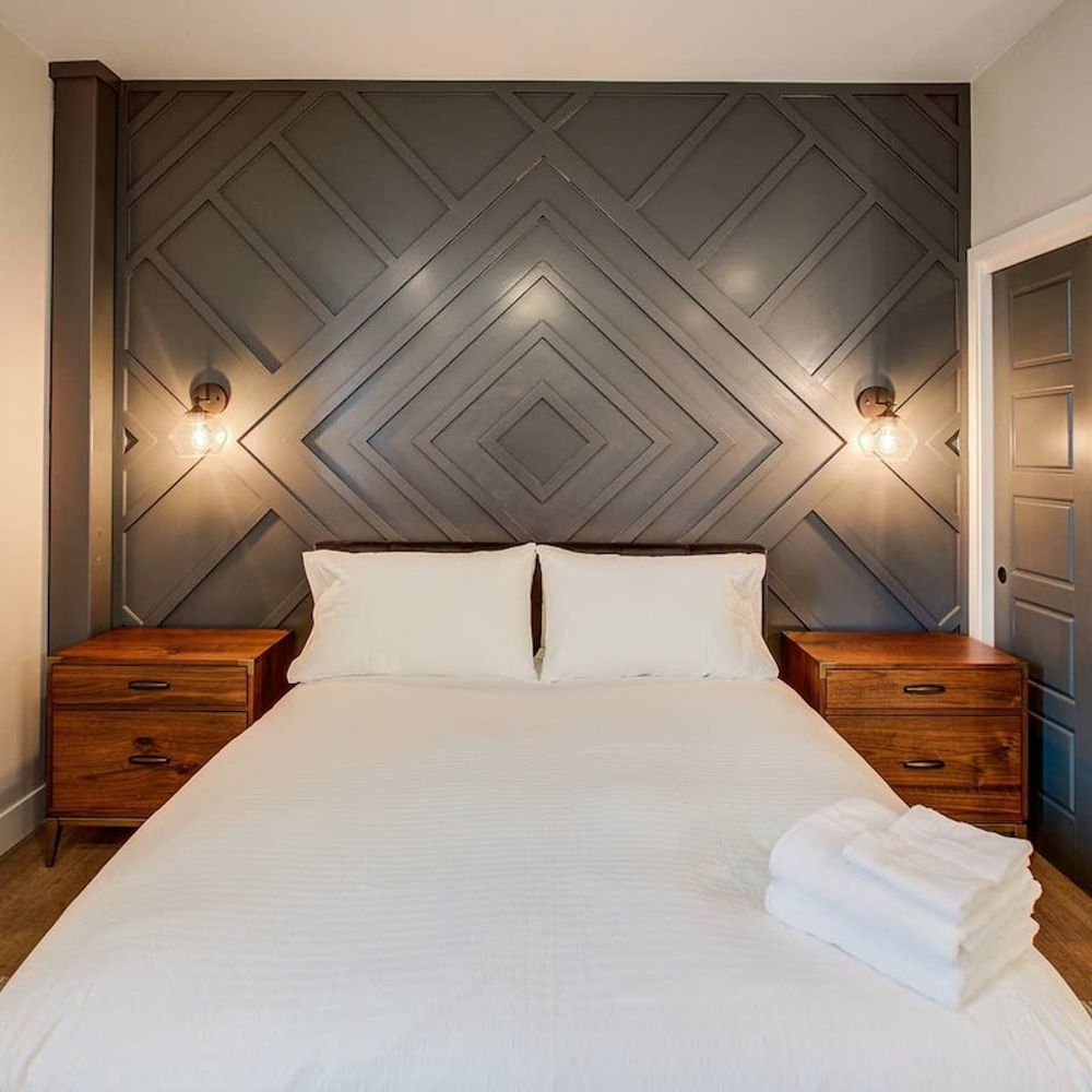Room 1 Queen Bed