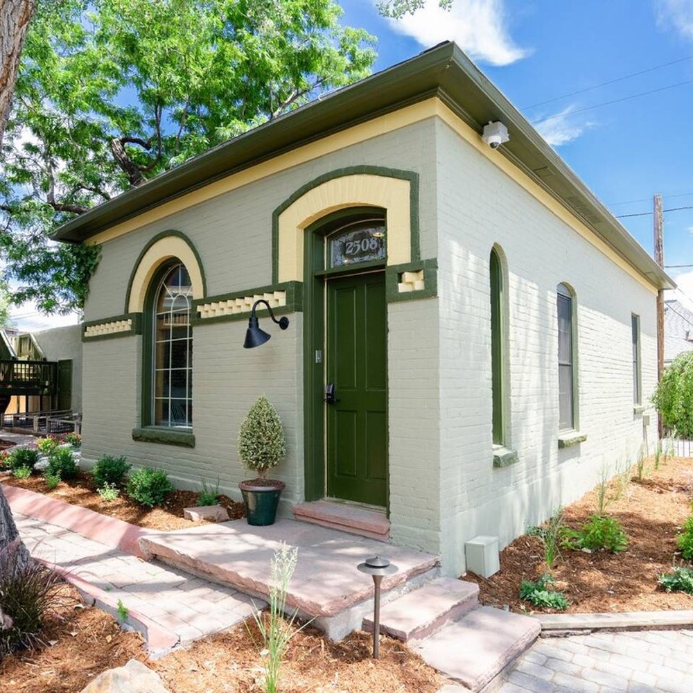 The Carriage House is located steps away from the Main House.