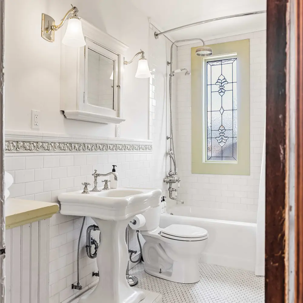 2nd floor full bathroom