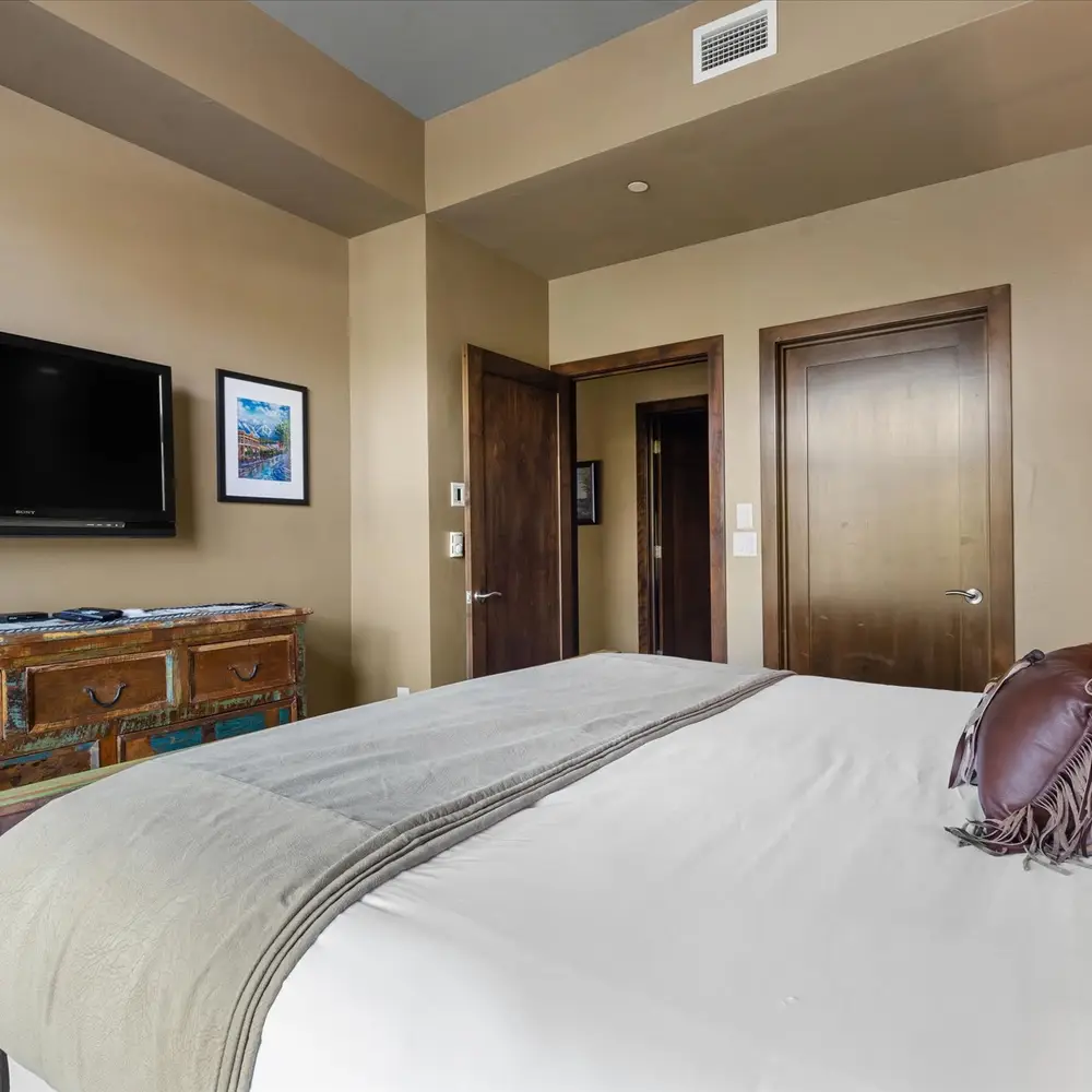 Bedroom 2 with King bed