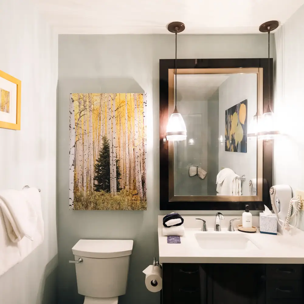 Primary bedroom's full ensuite bathroom