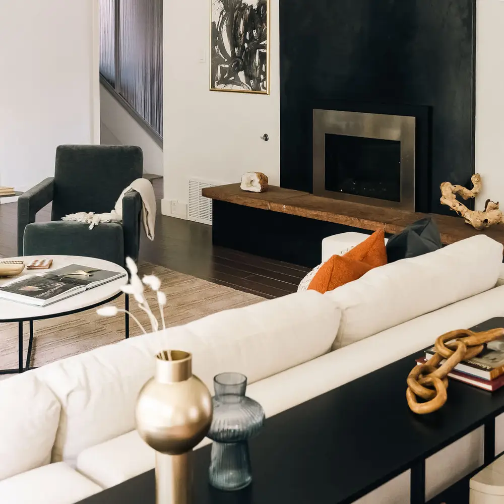 Main living area *Please note that the fireplace is currently out of order*