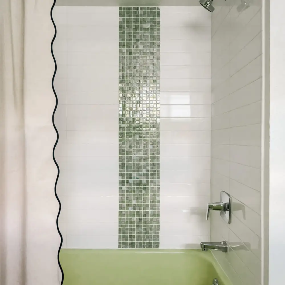 Shower/tub combo in the basement bathroom