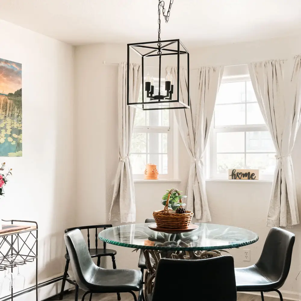 Breakfast table area