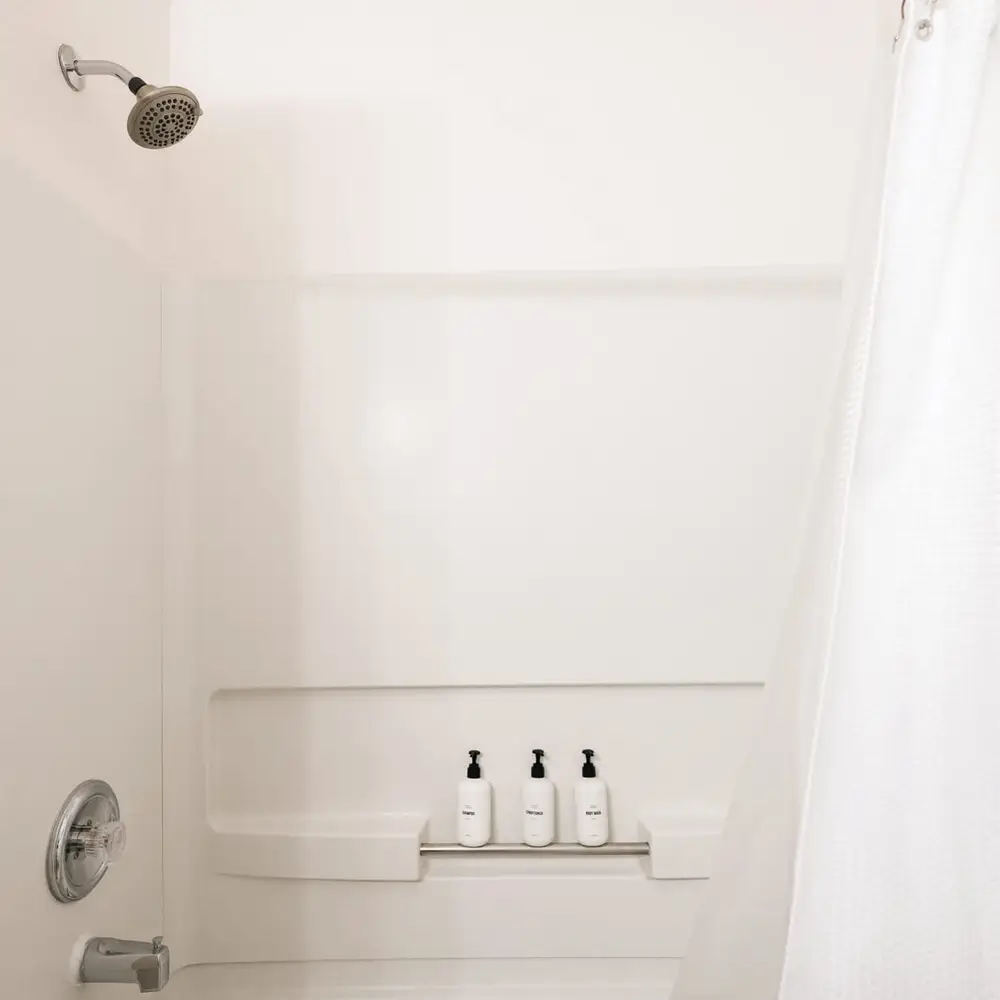 Tub/shower combo in full bathroom 2