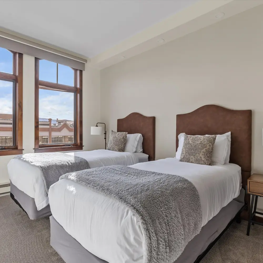 Bedroom 3 with twin beds that can convert into a king bed
