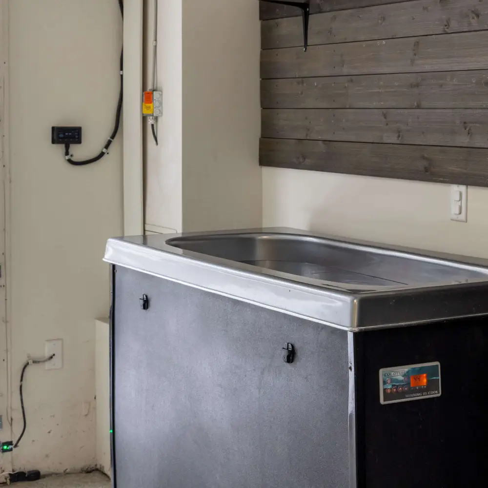 Cold plunge tank