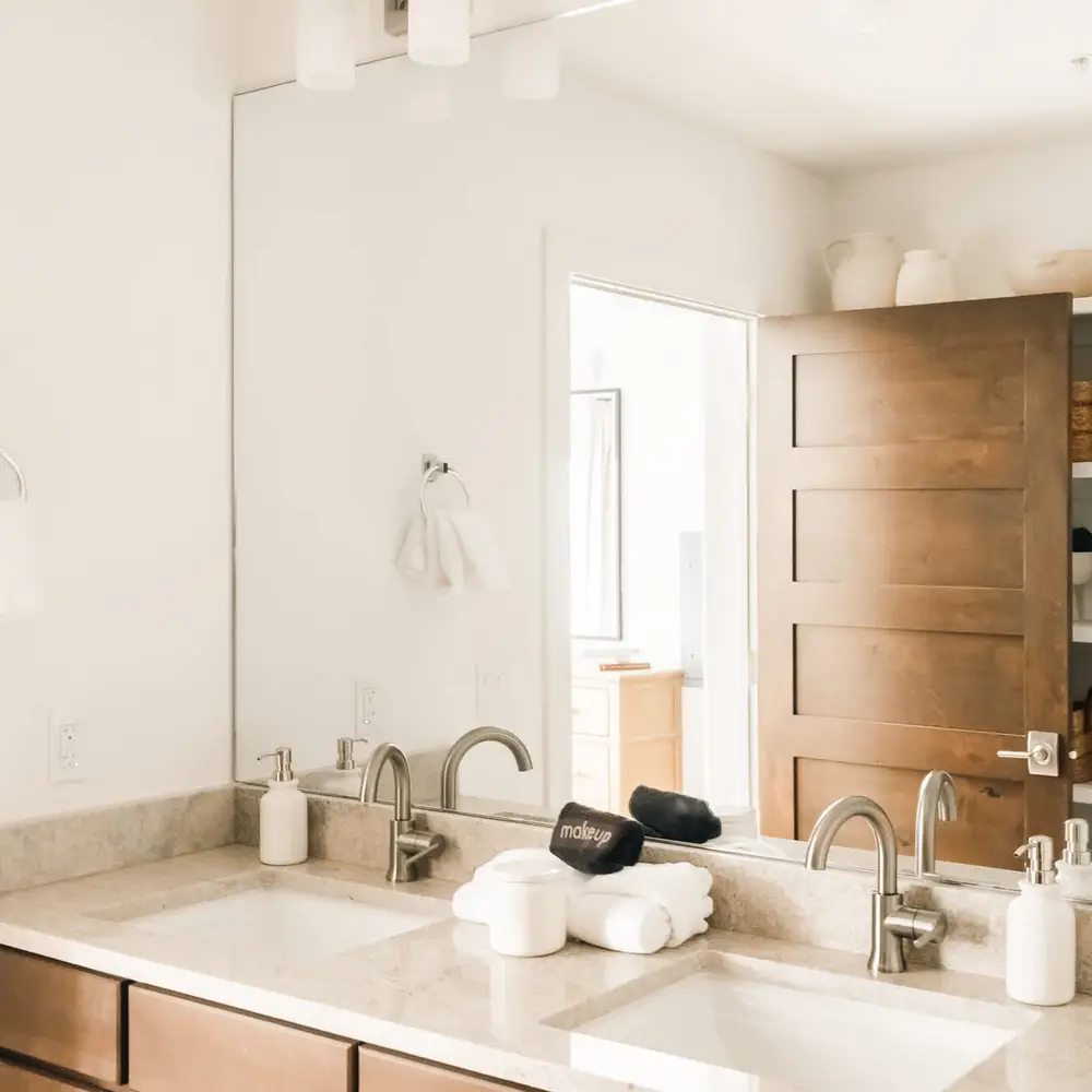 En suite bathroom with dual vanity