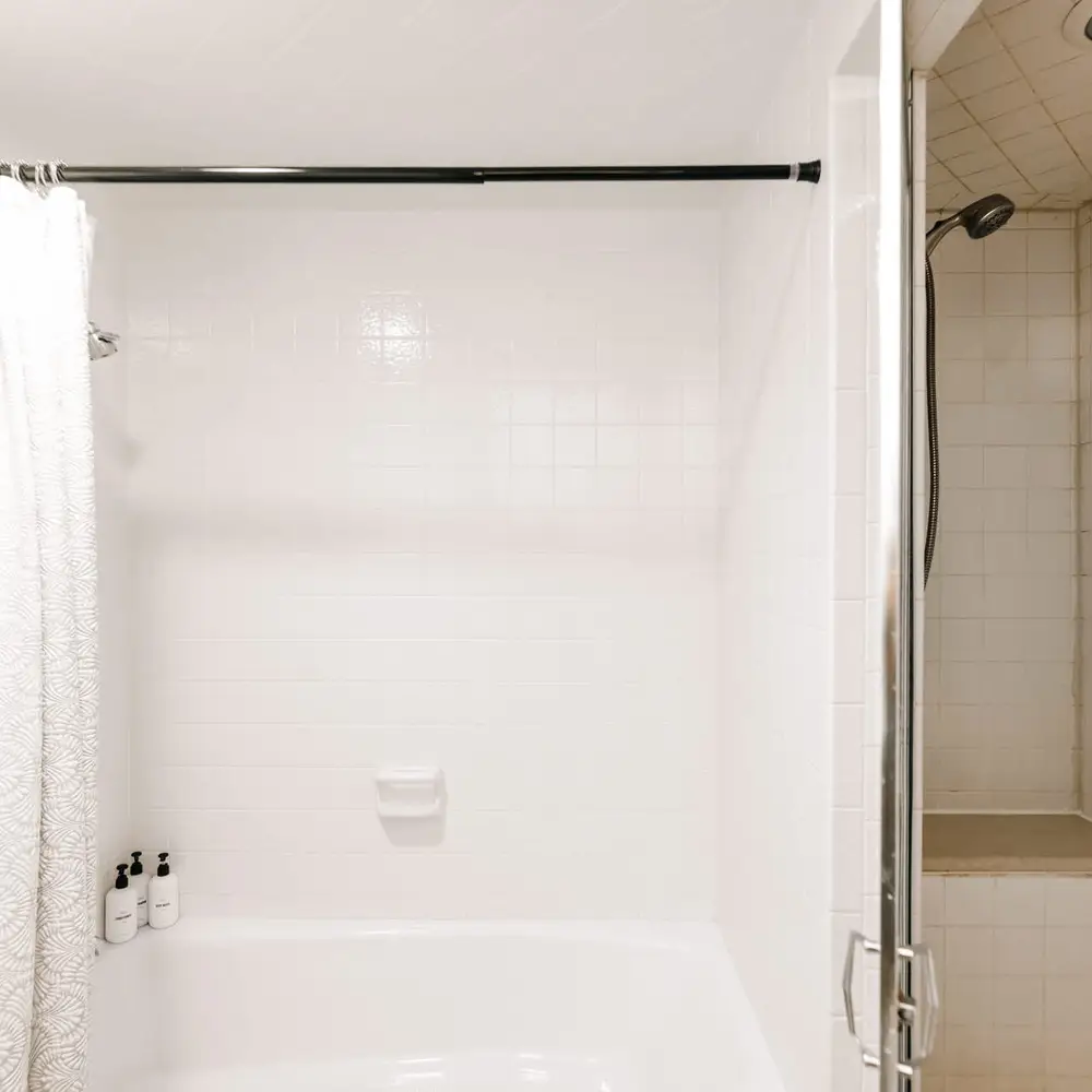 Full bathroom 1 with shower/tub combo