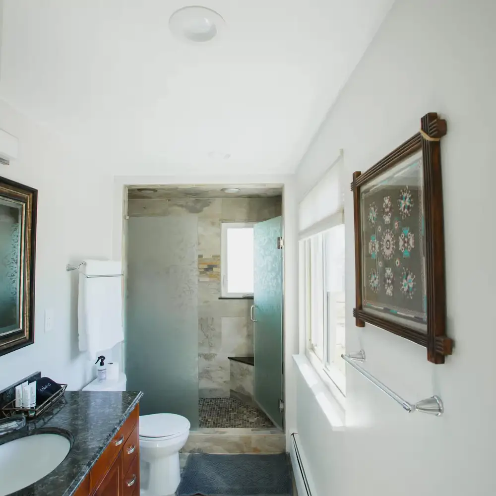Full bathroom 1, en suite to bedroom 1