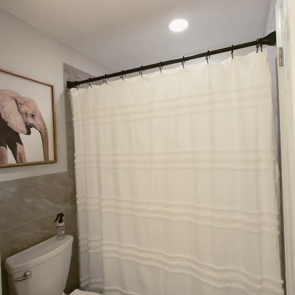 Full bathroom 2 has a shower/tub combo