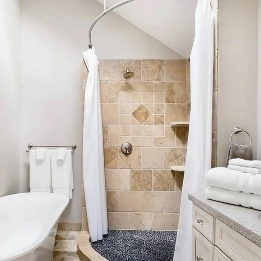 Primary en suite bathroom