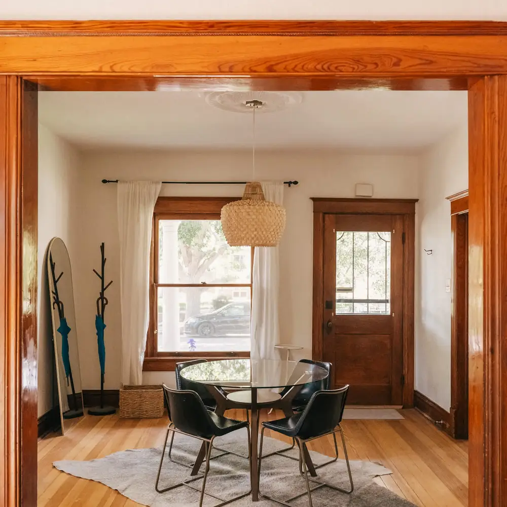 Dining area seats 4