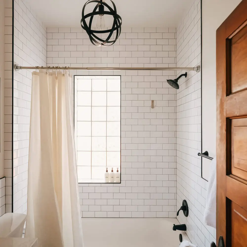 Full bathroom with shower/tub
