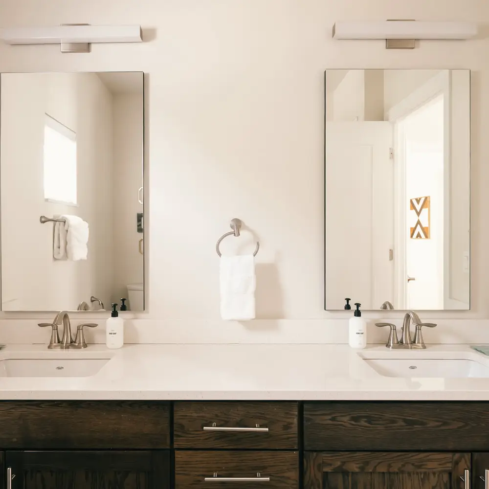 Primary en suite bathroom