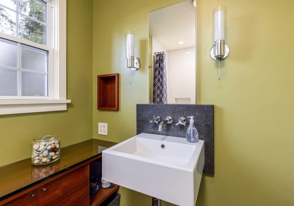Full bathroom on the main floor