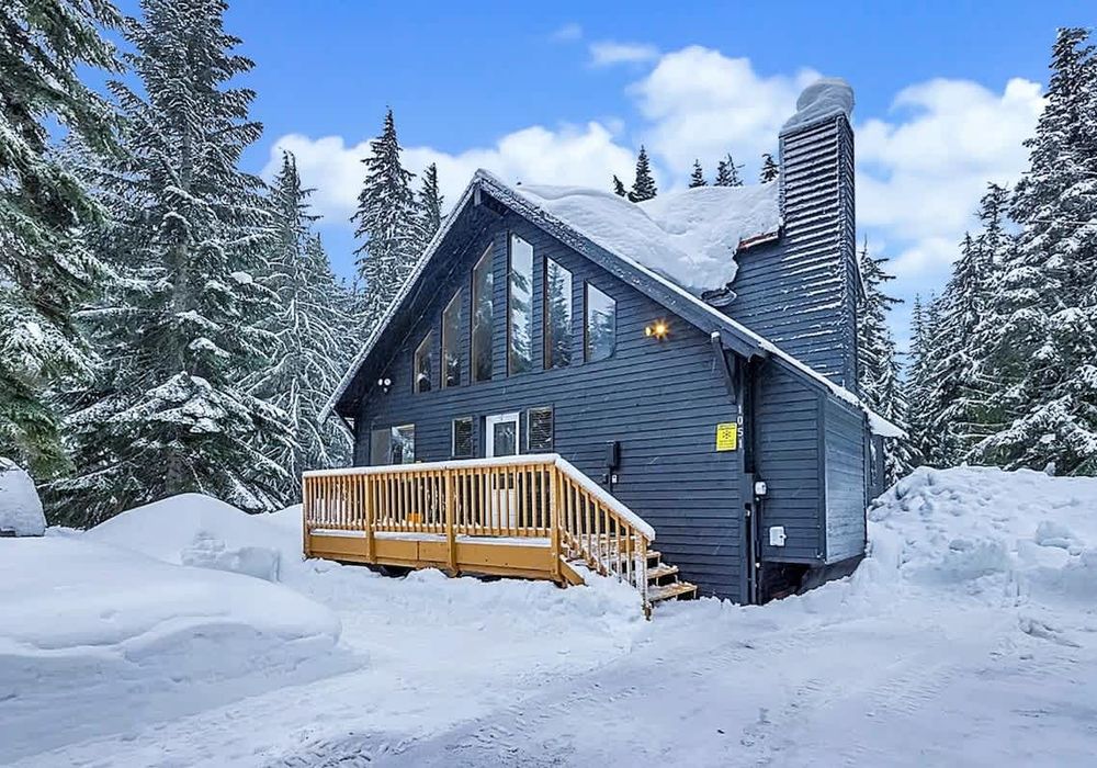 Welcome to our spacious,  2 bedroom, winter wonderland cabin! Stay just 5 mins from the ski hill. We look forward to hosting you!