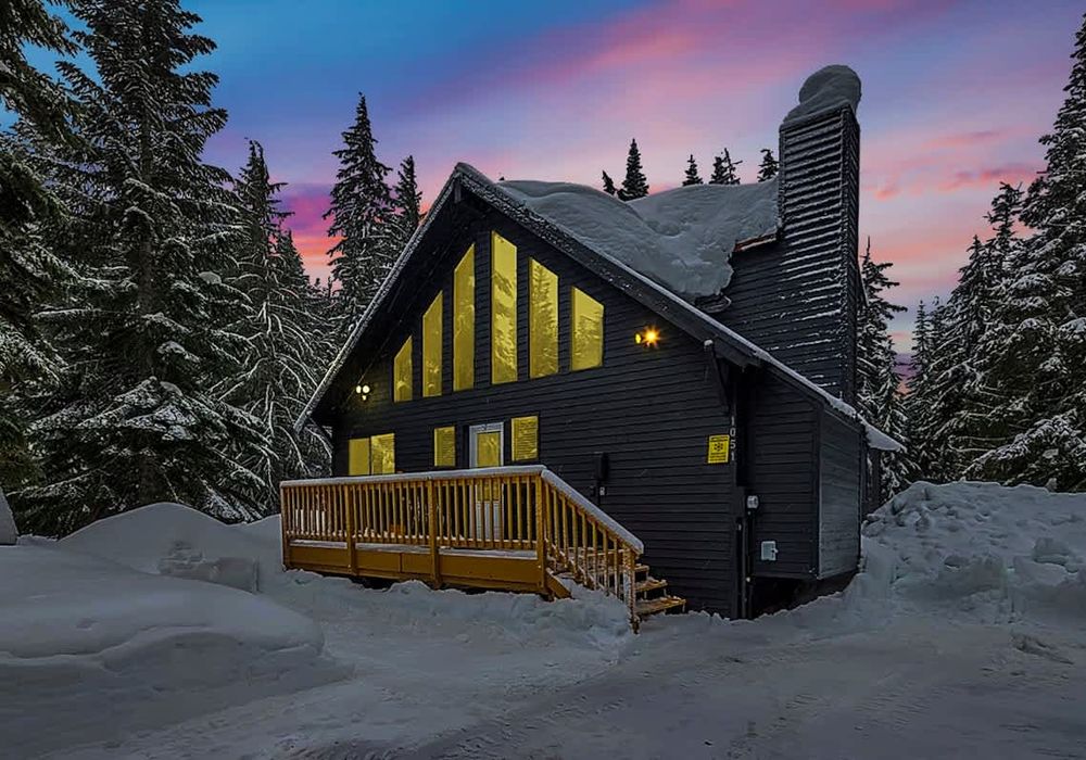 Welcome to our spacious,  2 bedroom, winter wonderland cabin! Stay just 5 mins from the ski hill. We look forward to hosting you!
