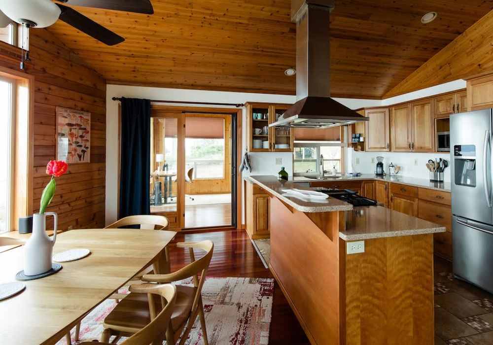 Full kitchen just off the dining area.