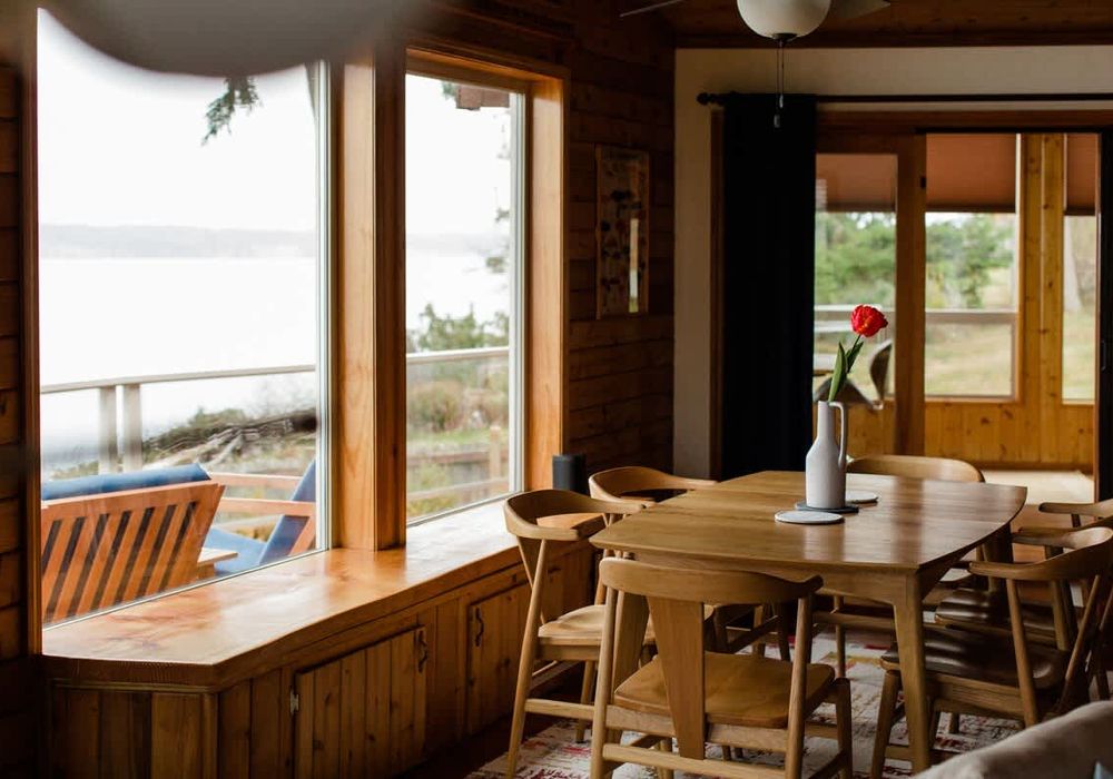Seating for 6 around the dining table.