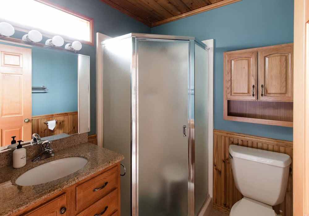 Primary en-suite bathroom